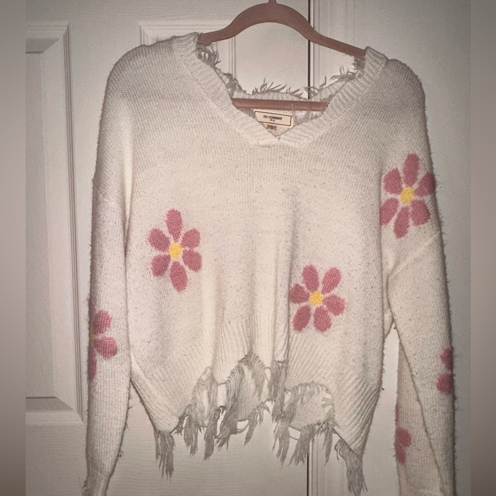 Knit frayed floral white and pink sweater